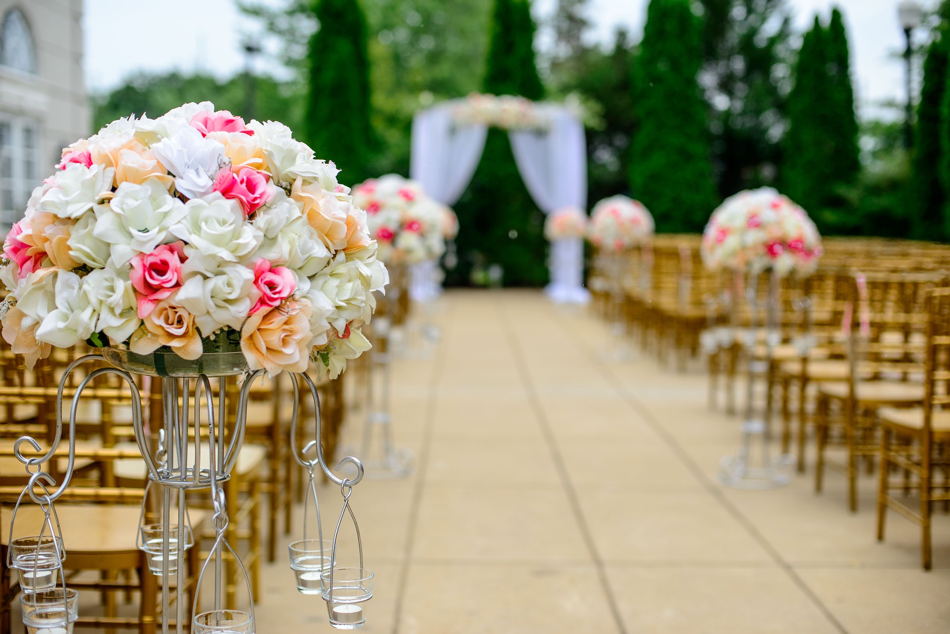 aisle-1846114_1920